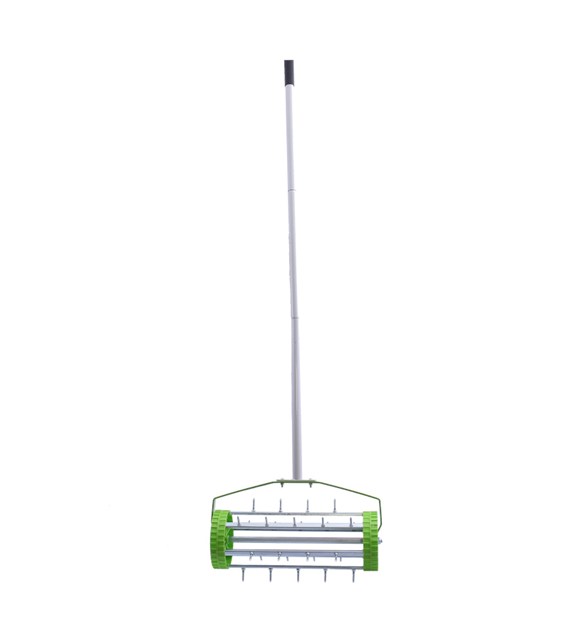 Aerator do trawnika bębnowy z kolcami z trzonkiem